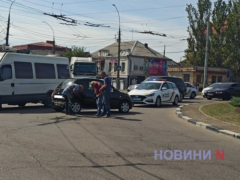 На кольце в Николаеве столкнулись Lexus и Nissan