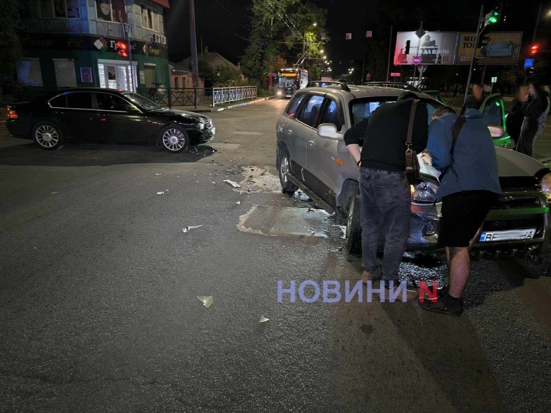 На перекрестке в Николаеве столкнулись «БМВ» и «Хюндай»