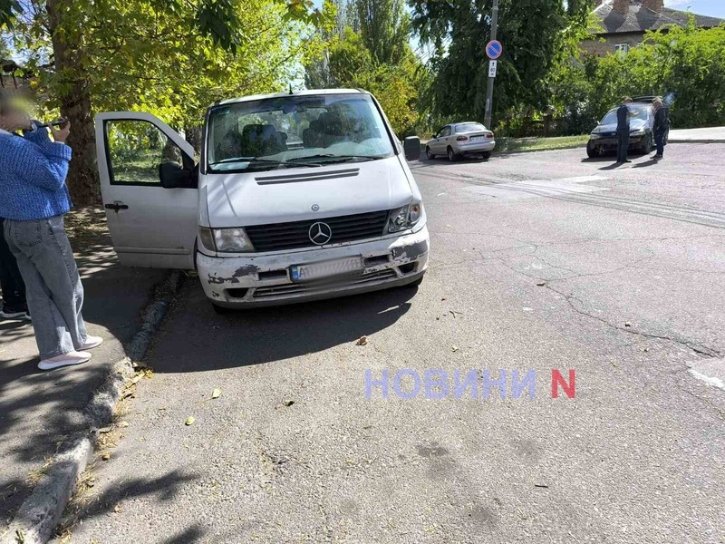 В Николаеве микроавтобус врезался в разворачивавшийся «Опель»