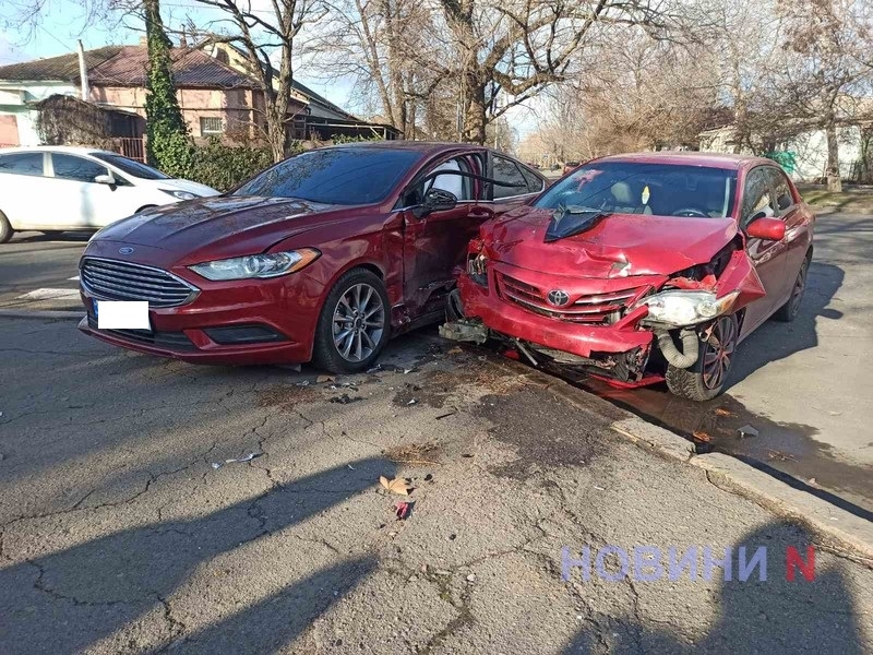 Ford и Toyota вылетели на тротуар после столкновения в центре Николаева