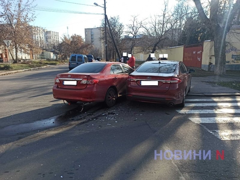 Ford и Toyota вылетели на тротуар после столкновения в центре Николаева