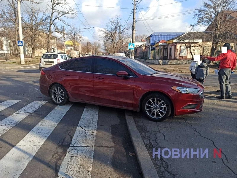 Ford и Toyota вылетели на тротуар после столкновения в центре Николаева