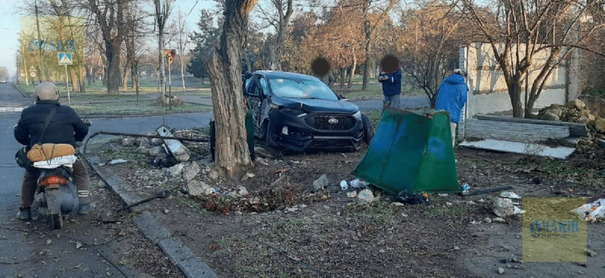 Пьяный водитель снес столб и накануне новогодней ночи оставил жителей Очакова без света и интернета (фото)