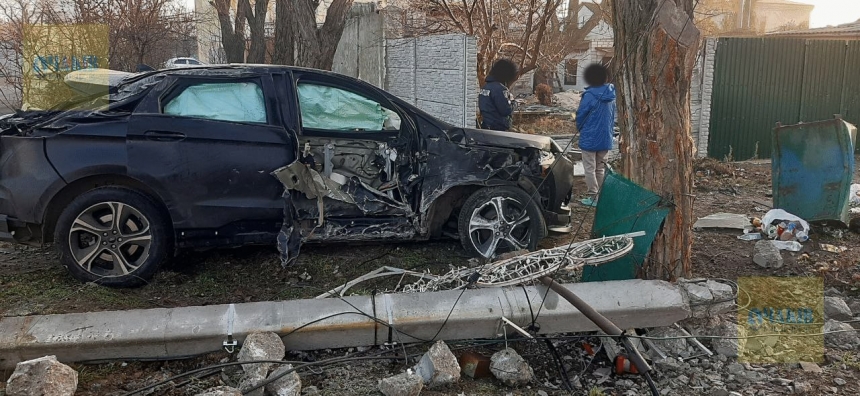 Пьяный водитель снес столб и накануне новогодней ночи оставил жителей Очакова без света и интернета (фото)