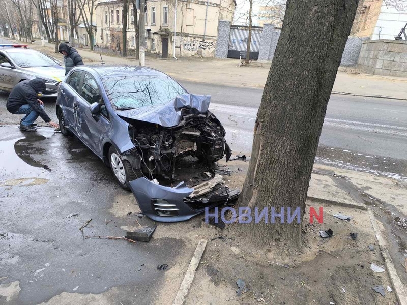 «Киа» врезался в дерево после столкновения с фурой в центре Николаева: пострадала водитель