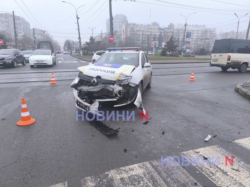 В центре Николаева столкнулись автомобиль полиции и Nissan: есть пострадавший