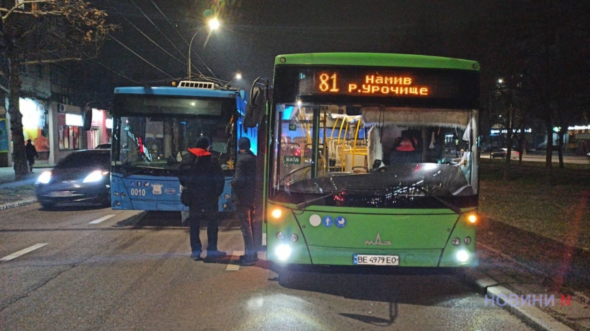 В центре Николаева столкнулись автобус и троллейбус