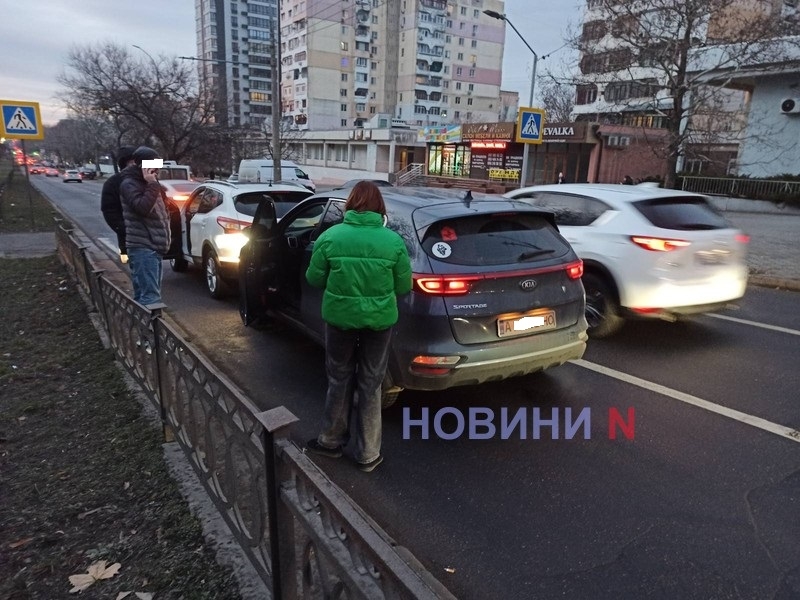 «Киа» врезался в «Ниссан» перед переходом в центре Николаева: проезд затруднен