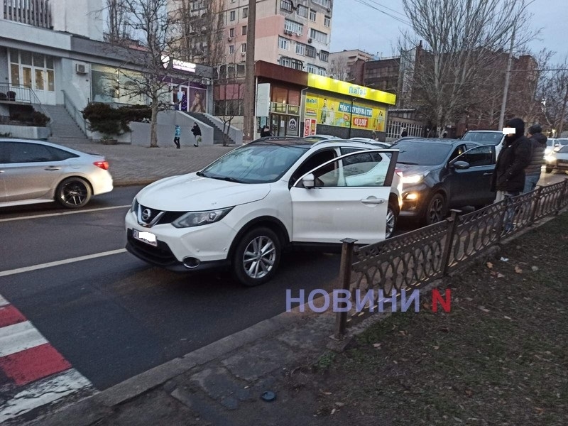 «Киа» врезался в «Ниссан» перед переходом в центре Николаева: проезд затруднен