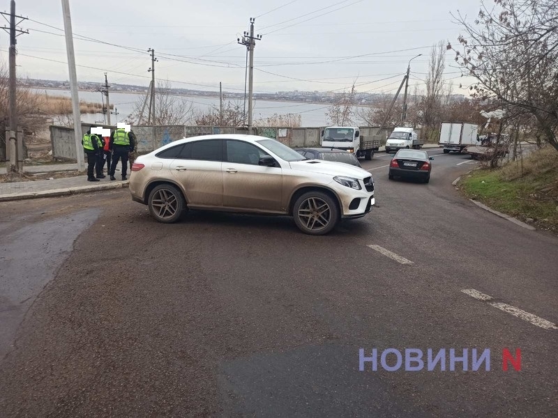 В Николаеве на скользком спуске столкнулись «Шкода» и «Мерседес»