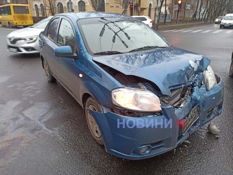 В центре Николаева столкнулись Daewoo и Chevrolet