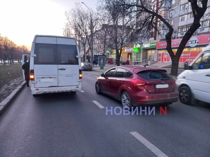 В Николаеве столкнулись маршрутка и «Форд»: на проспекте огромная пробка