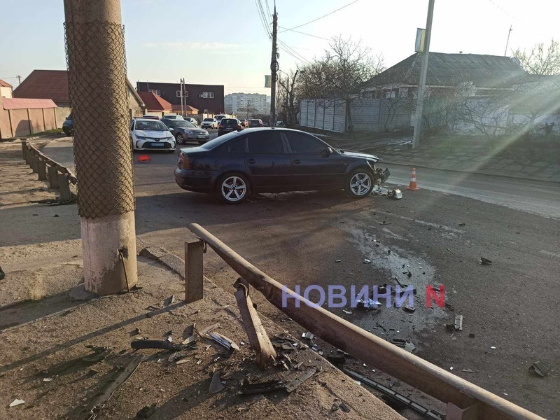 «Фольксваген» врезался в отбойник в Николаеве из-за льда на асфальте - огромная пробка