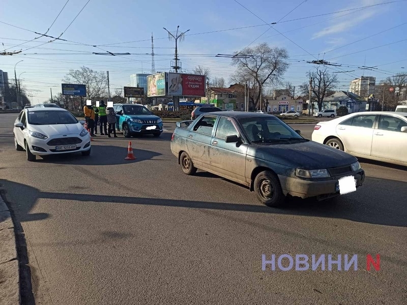 На кольце в Николаеве столкнулись Suzuki и Lada: из-за ДТП образовалась пробка