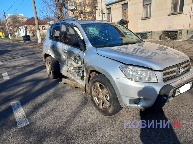 «Тойота» вылетела на тротуар и снесла забор после столкновения с такси в центре Николаева